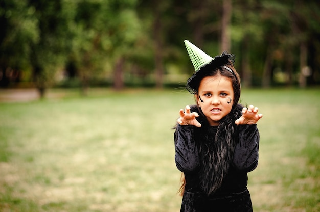 Dziewczyna Z Kręconymi Włosami W Stroju Czarownicy Na Halloween