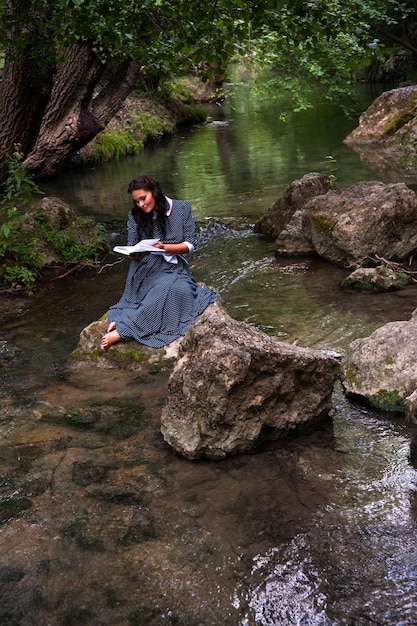 dziewczyna z książką nad rzeką