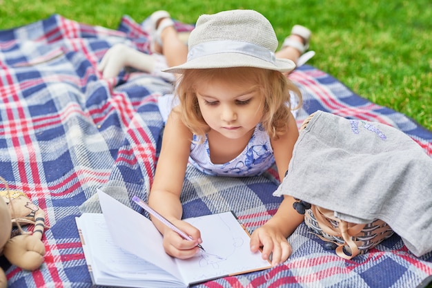 dziewczyna z książką w parku na pikniku