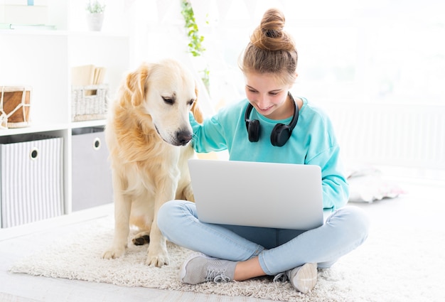 Dziewczyna Z ładnym Psem Pracuje Na Laptopie W Jasnym Pokoju