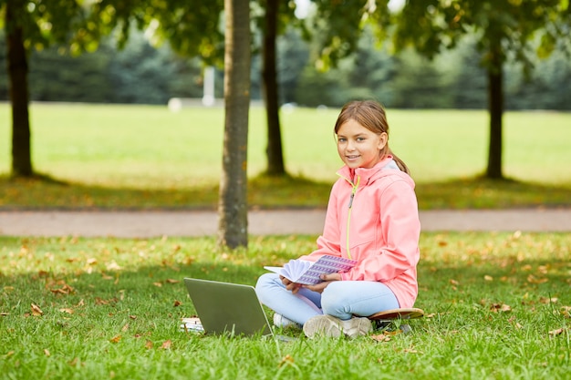 Dziewczyna z laptopem na zewnątrz