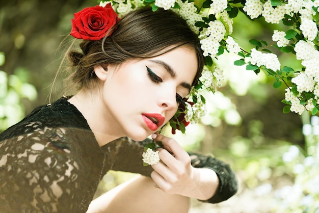 Dziewczyna z modnym hiszpańskim makijażem, kwiat róży we włosach