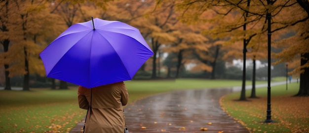 Dziewczyna z parasolem na tle jesiennego parku