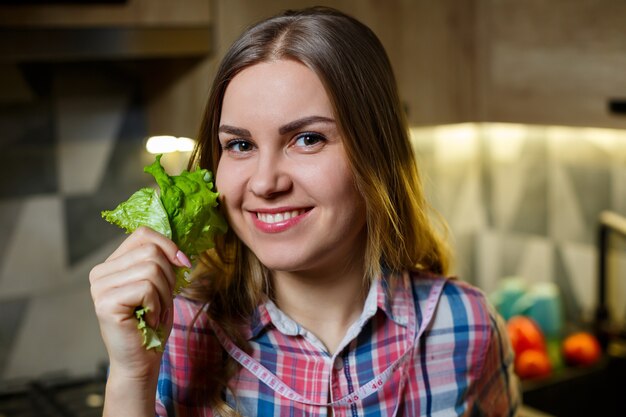 Dziewczyna z piękną figurą trzyma warzywa
