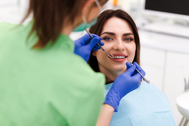 Dziewczyna z pięknym uśmiechem na wizycie u dentysty