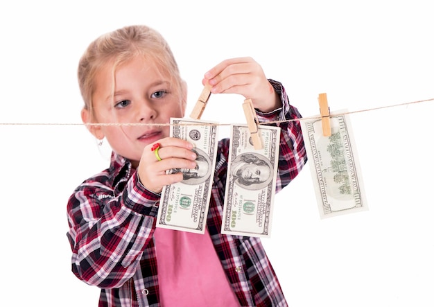 Zdjęcie dziewczyna z pieniędzmi dziewczyna wisi na pieniądzach na linie na białym tle