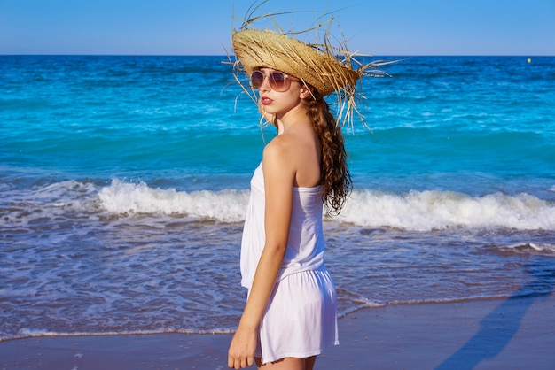 Dziewczyna z plażowym kapeluszem w dennym brzeg profilu