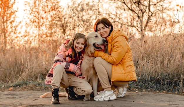 Dziewczyna z psem golden retriever