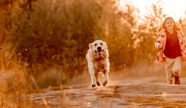 Dziewczyna z psem golden retriever