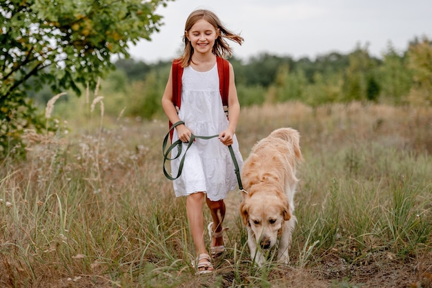 Dziewczyna z psem golden retrievera