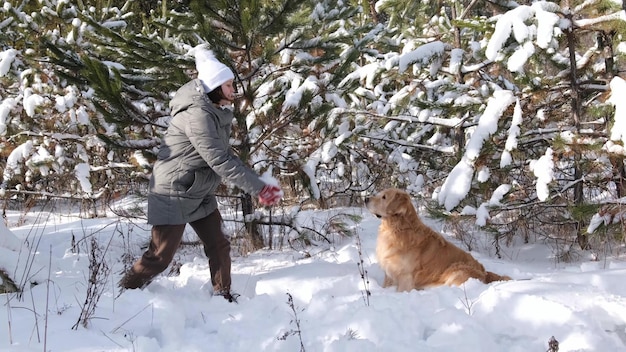 Dziewczyna z psem golden retrievera