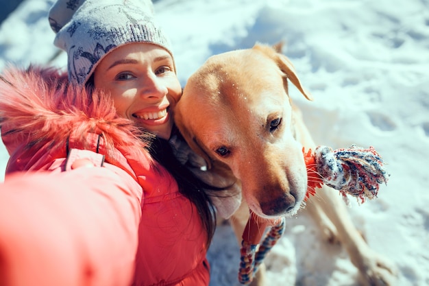 Dziewczyna Z Psem Szczeniak Labrador Bawi Się Zimą Na świeżym Powietrzu