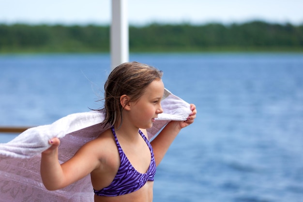 Dziewczyna Z Ręcznikiem Plażowym Po Kąpieli