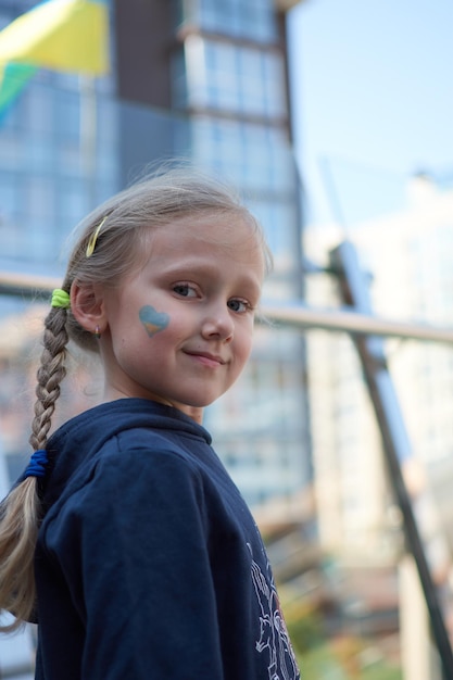 Dziewczyna z ukraińską flagą pomalowaną na żółto i niebiesko Stop wojnie i potędze patriotyzmu Ukrainy