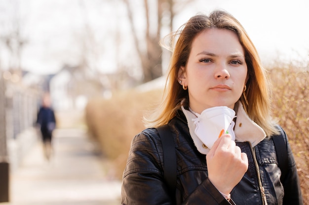 Dziewczyna zdjęła maskę