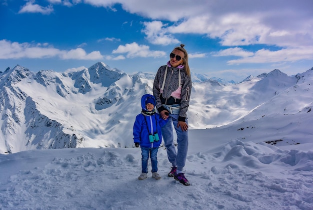 Dziewczyna Ze Srebrem Na Tle Gór Zimą I Ośnieżonym Szczytem Kaukaz Góry Elbrus 2019