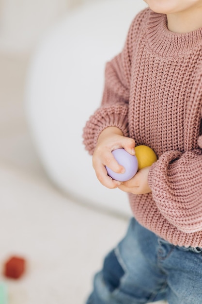 Dziewczynka bawi się zabawkami w salonie Montessori drewniana zabawka złożona piramida Koło trójkąt prostokąt drewniane elementy zabawek dla dzieci kolorowa zabawka niebieski żółty czerwony zielony