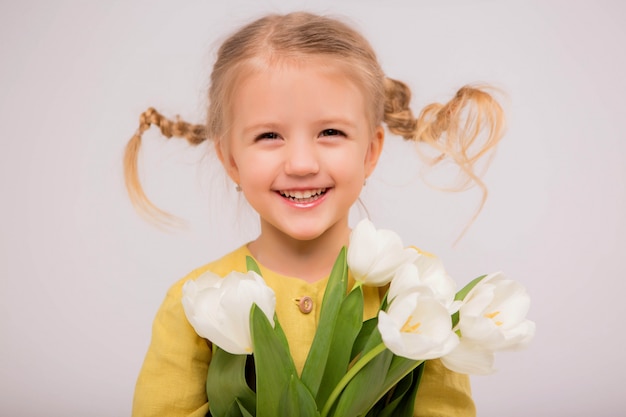 Dziewczynka Blondynka Z Bukietem Tulipanów Na Jasnym Tle