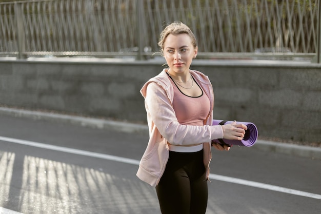 Dziewczynka fitness z matą Zdrowy styl życia Trening na świeżym powietrzu