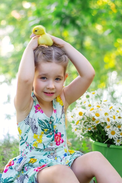 Dziewczynka i kaczątko latem na dworze Gute babies Szczęście