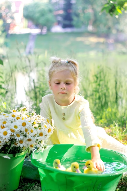 Dziewczynka i kaczątko latem na dworze Gute babies Szczęście