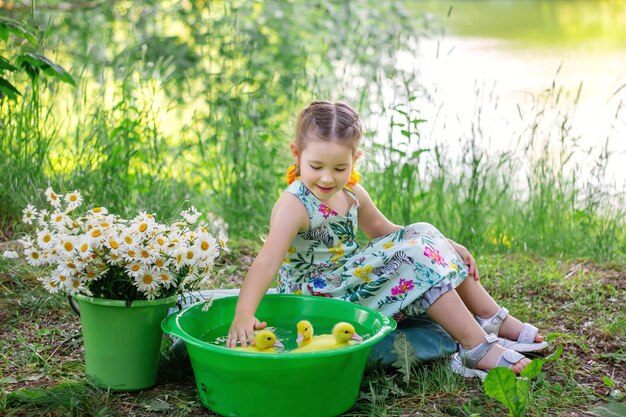 Dziewczynka i kaczątko latem na dworze Gute babies Szczęście