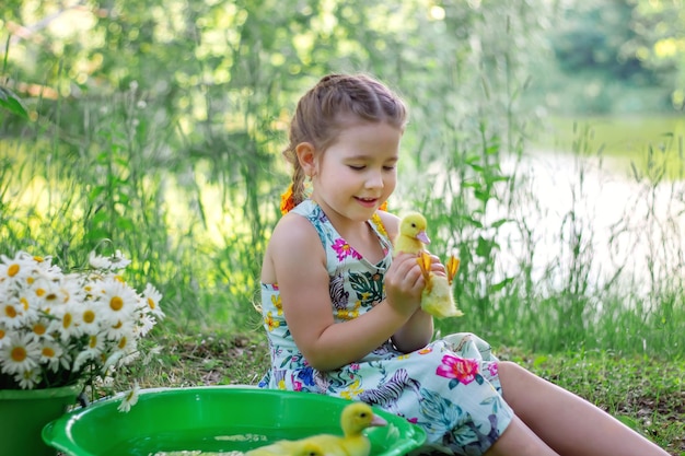 Dziewczynka i kaczątko latem na dworze Gute babies Szczęście