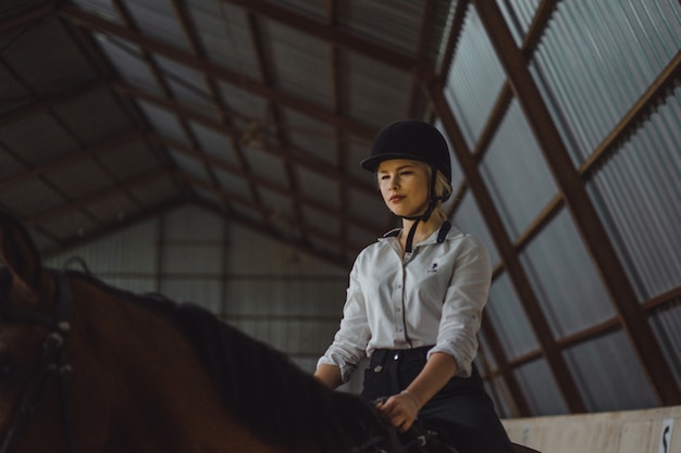 Dziewczynka na koniu jazdy na arenie