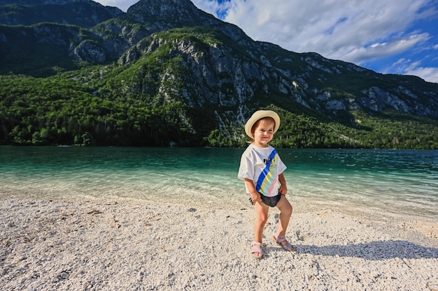 Dziewczynka przed jeziorem Bohinj, największym jeziorem w Słowenii, częścią Parku Narodowego Triglav