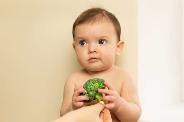 Dziewczynka trzyma brokuły