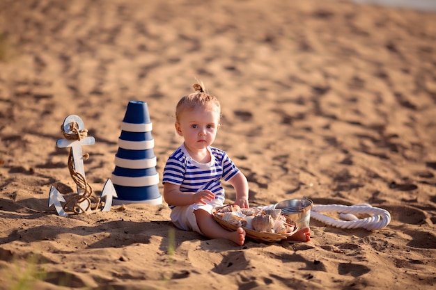 Dziewczynka Ubrana Jak żeglarz Na Piaszczystej Plaży