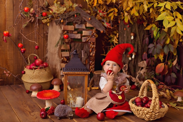 Zdjęcie dziewczynka ubrana w strój gnoma na halloween