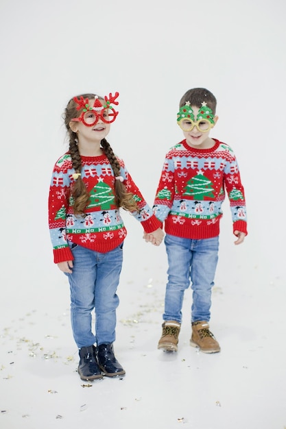 Dziewczynka w wieku przedszkolnym w świątecznych swetrach