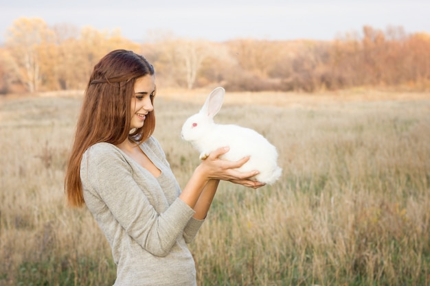 Zdjęcie dziewczynka z rabbit.happy mała dziewczynka gospodarstwa słodkie puszyste bunny.friendship z easter bunny