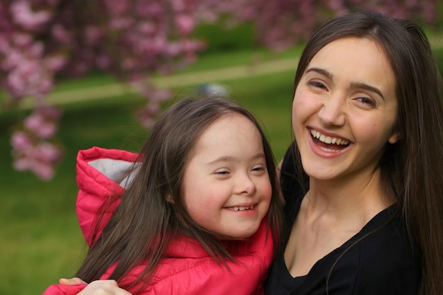 Dziewczyny bawią się w parku kwitnącej sakura