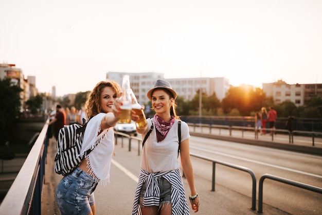 Dziewczyny festiwalowe piją i bawią się latem.