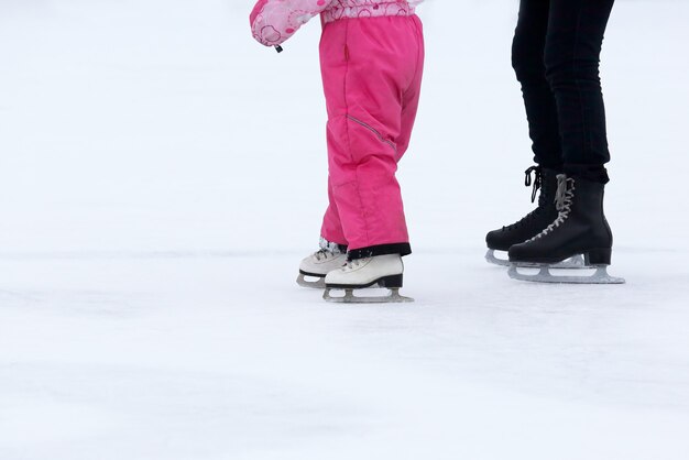 Dziewczyny i kobiety jeżdżące na łyżwach na lodowisku