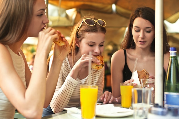 Dziewczyny Jedzą W Bistro