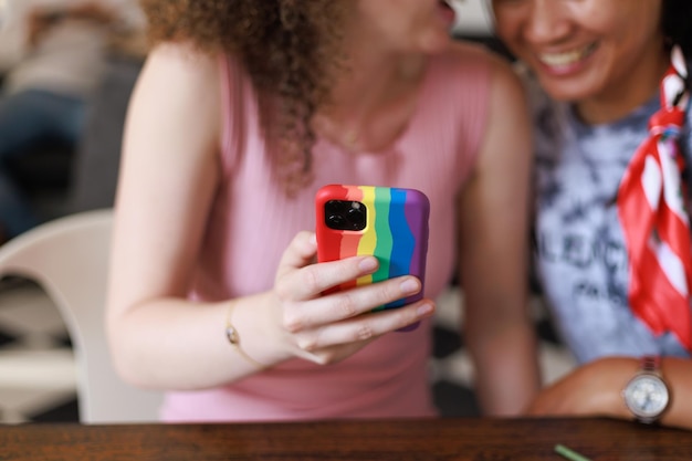 Dziewczyny Ładne wielorasowe koleżanki robiące selfie ze smartfonem Styl życia selfie portret dwóch młodych pozytywnych kobiet robiących sobie zdjęcie