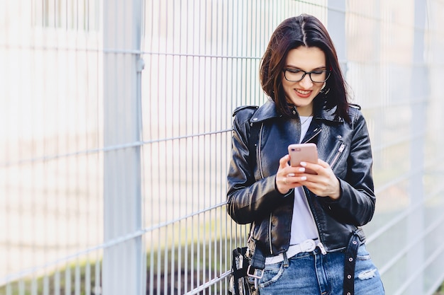 Dziewczyny przesyłanie wiadomości na telefonie i ono uśmiecha się