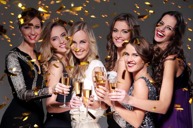 Dziewczyny przy lampce szampana witają nowy rok