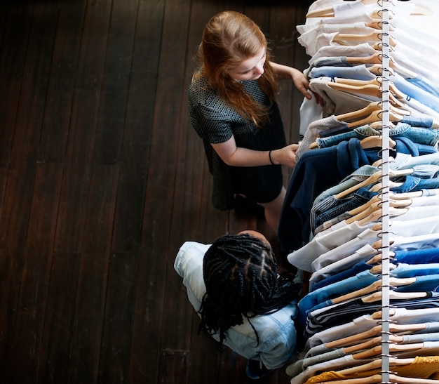 Zdjęcie dziewczyny robiące zakupy na ubrania