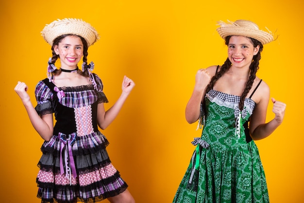 Zdjęcie dziewczyny siostry przyjaciele brazylijska z czerwcową partią ubrań arraial impreza sao joao portret poziomy