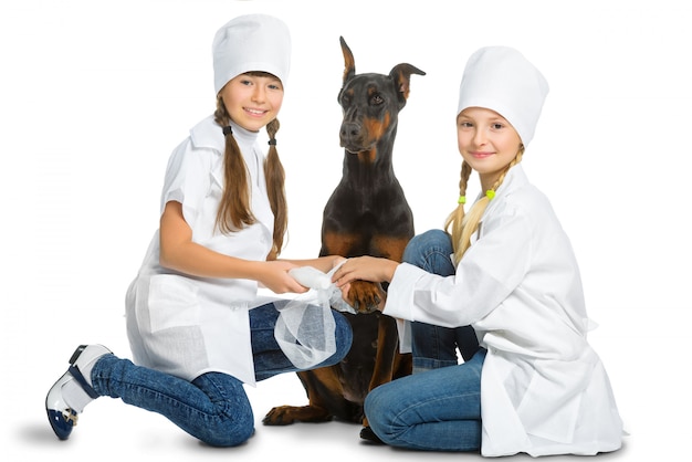 Dziewczyny ubrane jak lekarze leczyli psa