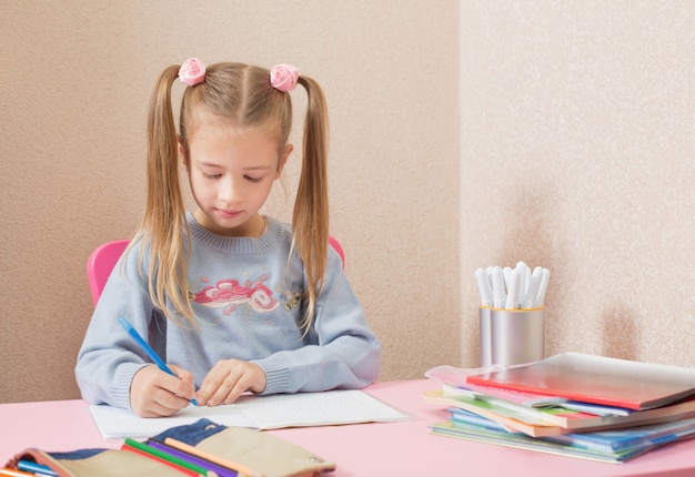 Dziewczyny Writing Z Piórem Przy Stołem