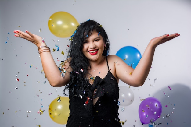 Dziewczyny z Ameryki Łacińskiej pozują i świętują nowy rok z balonami i konfetti