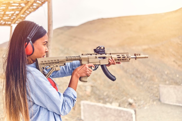 Dziewczyny z karabinem maszynowym ćwiczą ochronę od strzelaniny.