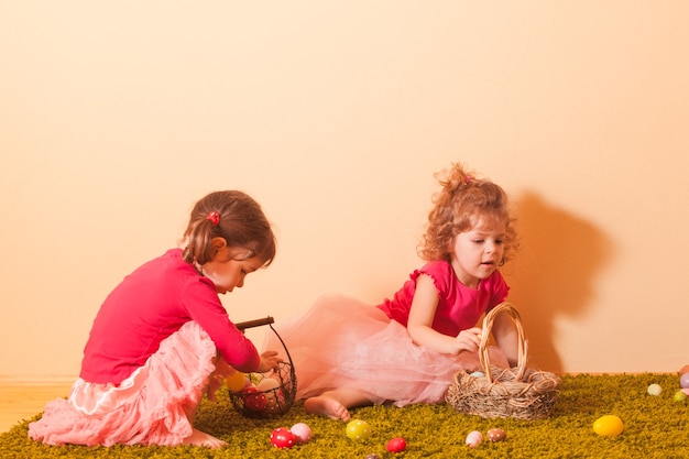 Dziewczyny z koszami na polowaniu na jajka wielkanocne