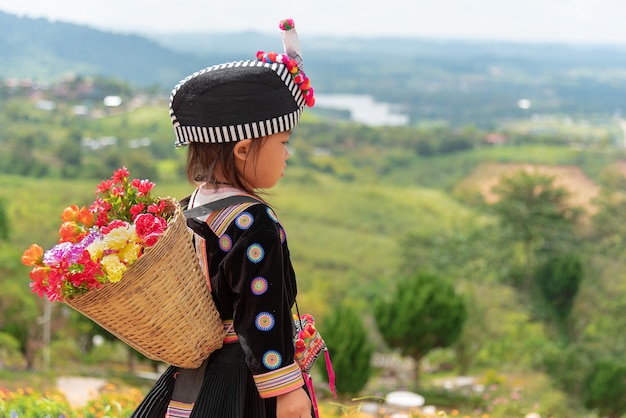 Dziewczyny z plemienia Hmong trzymają kosz z bambusowych kwiatów