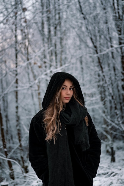 Dziewczyny zimą Zdjęcia zimowych dziewcząt Zimowa kobieta